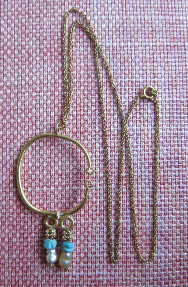 6056. A single Greco-Roman gold hoop earring