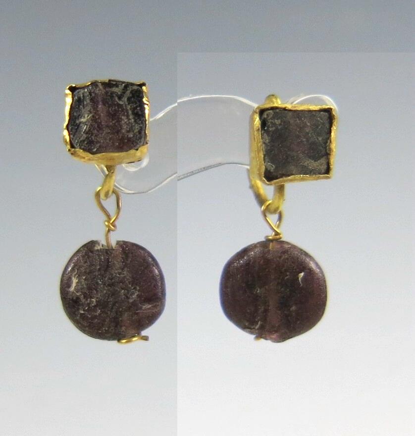 827. Very delicate pair of Roman gold earrings.