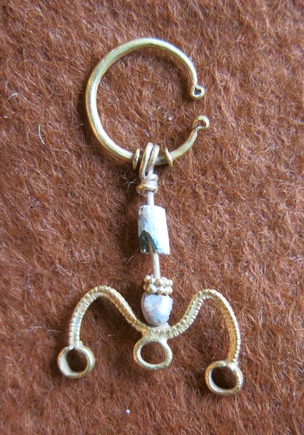 6037. Fragmentary Coptic gold earring
