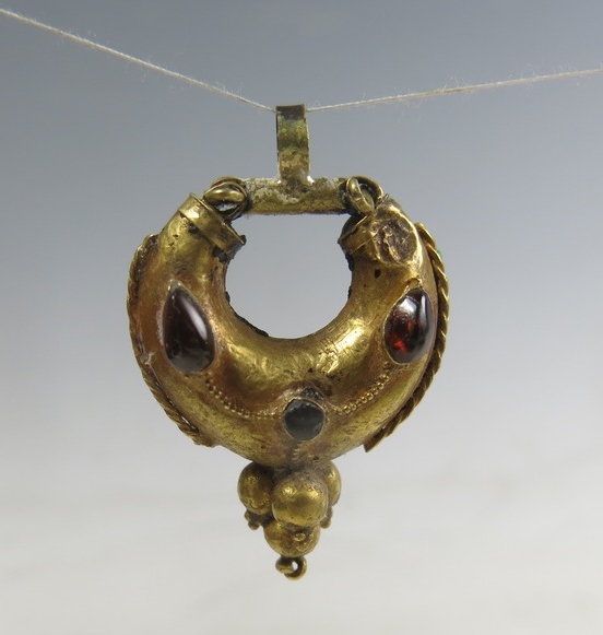 6149 .Very fine Roman gold earring: make a lovely pendant