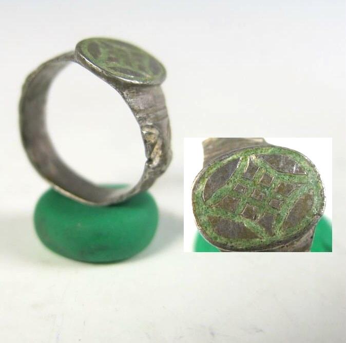 5897.**SOLD**  Nice wearable Roman silver ring - green enamelling