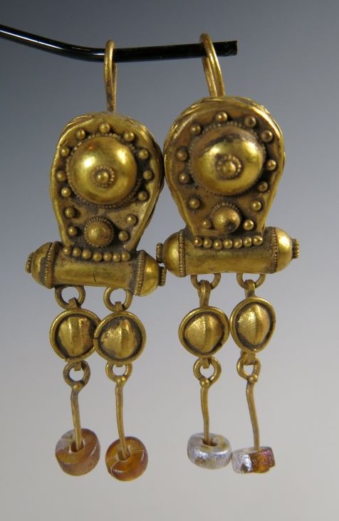 4720. **SOLD** Really lovely pair of wearable Roman gold earrings