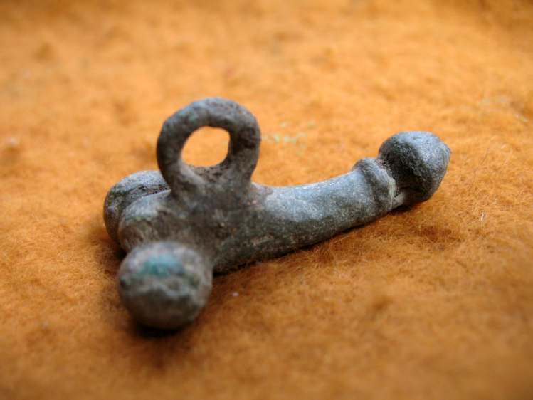 3099.**SOLD**  A particularly good Roman bronze phallic amulet