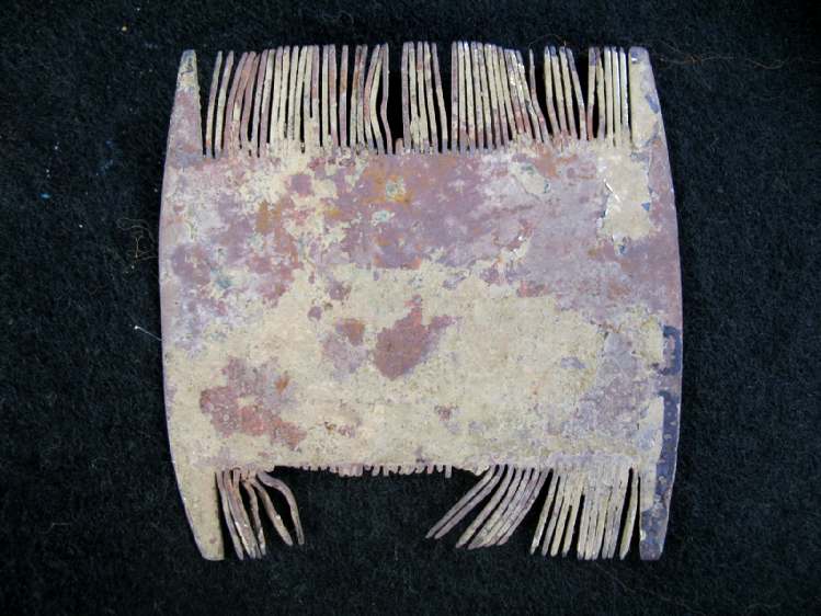 2084. **SOLD**  Interesting Roman comb
