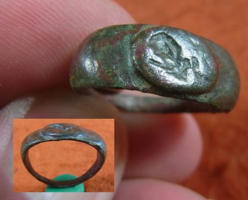 5661. Small Roman bronze ring - leaping lion.
