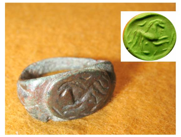 1016. Bold Roman bronze ring with chased metal bezel