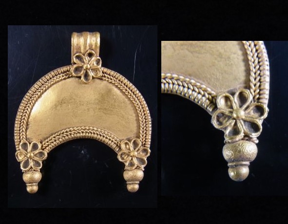 5127.**SOLD** Very attractive Roman gold lunar pendant