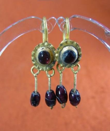 5231. **SOLD** Very nice pair of WEARABLE Roman gold earrings