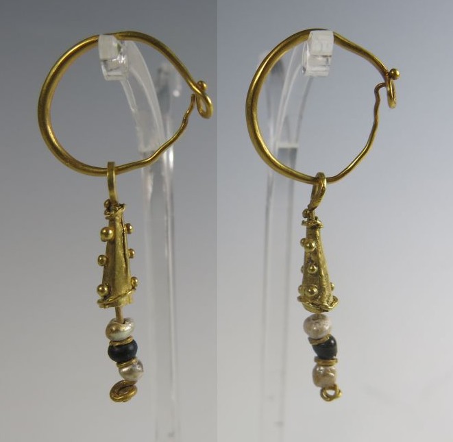 1429. **SOLD** Lovely pair of Roman gold  club of Hercules earrings
