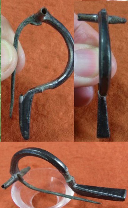5392. Simple but elegant silvered or  tinned P shape fibula