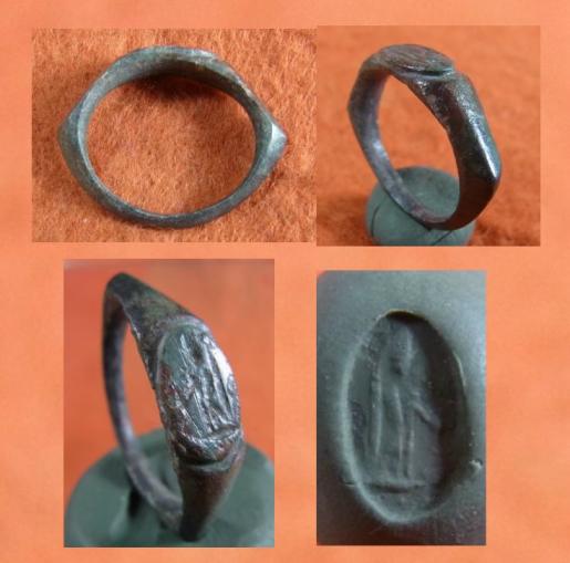 5216. Nice wearable Roman bronze ring.